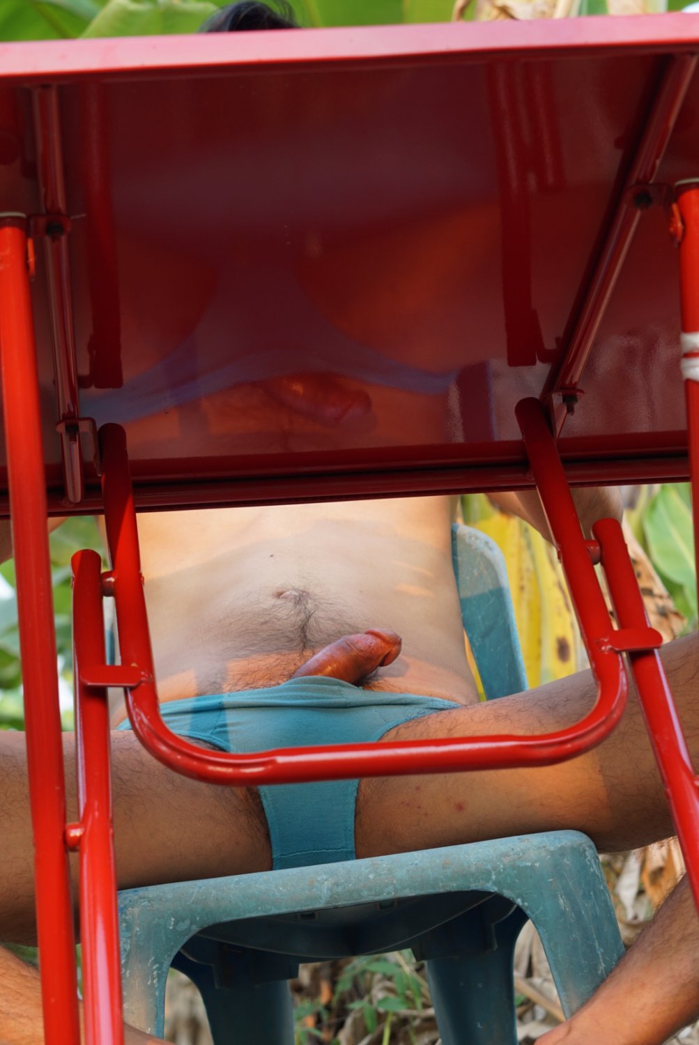 being secretly photographed under the table #Rp2Swnib