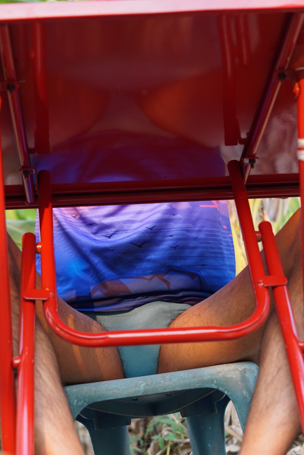 being secretly photographed under the table #VV03z2Og