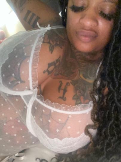 Tatted and caked up #FxrtsUo0
